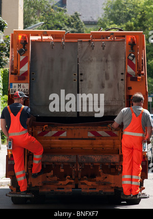 Müllmänner in München. Stockfoto