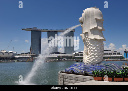 Marina Bay Sands steht hinter dem Auslauf der Merlion Singapur. Stockfoto