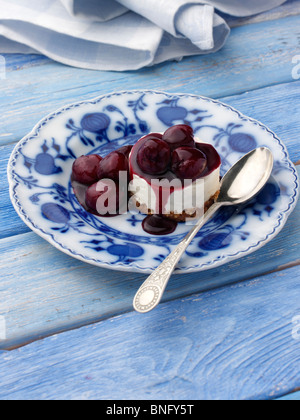 Einzelnen Kirsch Käsekuchen auf eine antike Teller Stockfoto