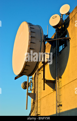 Mikrowellen-Mobilfunk-Relais-Kommunikation Turm Signal Reflektoren Vancouver BC Stockfoto