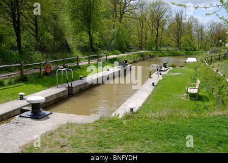 Sperren Sie auf den Wey und Arun Kanal bei Loxwood. West Sussex. England Stockfoto