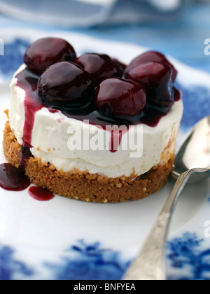 Einzelnen Gluten freie Kirsch Käsekuchen auf eine antike Teller Stockfoto