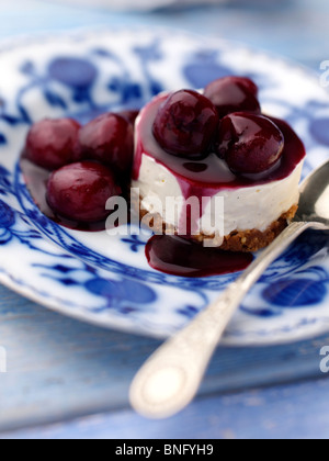 Einzelnen Gluten freie Kirsch Käsekuchen auf eine antike Teller Stockfoto