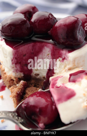 Einzelnen Kirsch Käsekuchen auf eine antike Teller Stockfoto