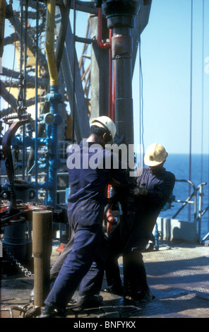 Wechseln einer Ölbohrmaschine auf einer Offshore-Plattform im Arabischer Golf 1975 Stockfoto