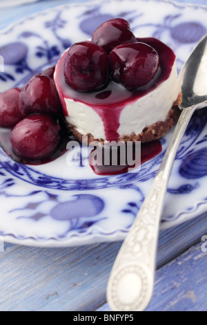 Einzelnen Kirsch Käsekuchen auf eine antike Teller Stockfoto