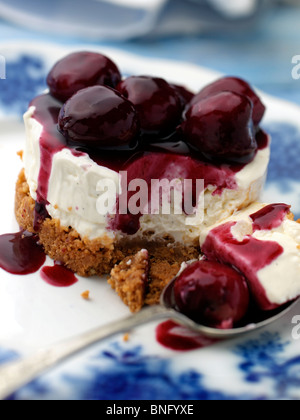 Einzelnen Gluten freie Kirsch Käsekuchen auf eine antike Teller Stockfoto