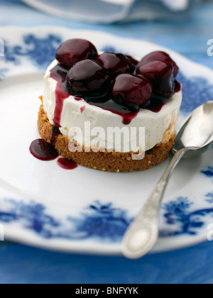 Einzelnen Gluten freie Kirsch Käsekuchen auf eine antike Teller Stockfoto