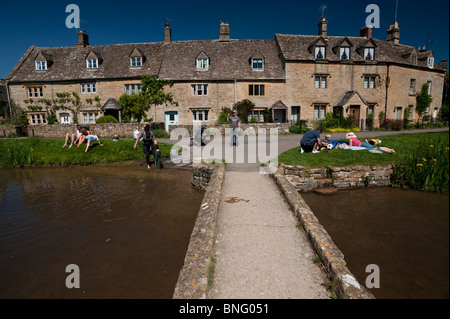 Bewohner und Touristen gleichermaßen genießt einen heißen Tag in Lower Slaughter. Stockfoto