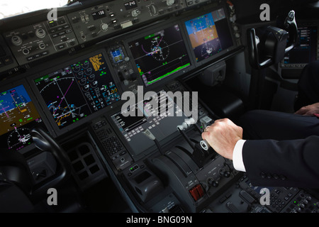 Boeing Pilot sitzt im Glascockpit der 787 Dreamliner (N787BX) auf der Farnborough Airshow. Stockfoto