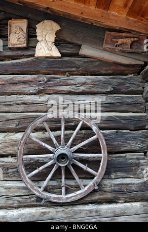 Typische Wanddekoration von Holzhäusern in Zinal Dorf, Schweiz, Europa Stockfoto