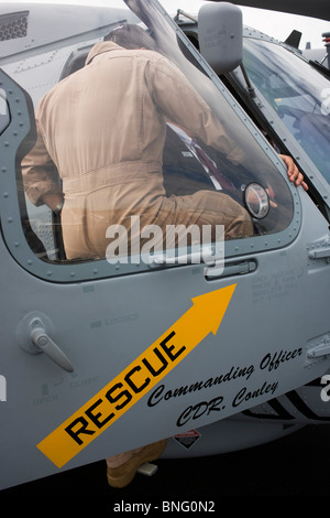 U.S. Navy Pilot zeigt Gäste um das Cockpit von Sikorsky MH-60R Hubschrauber auf der Farnborough Airshow. Stockfoto