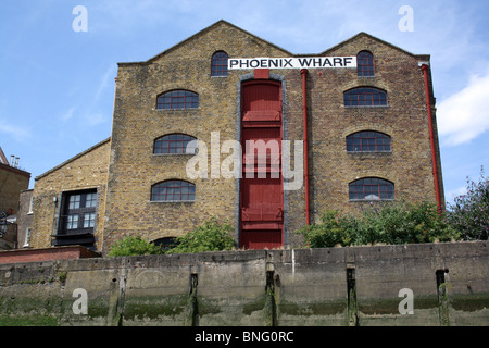 London Docklands, Phoenix Wharf, Wapping High Street, einer der wenigen unbebauten Schlachten im Bereich Stockfoto