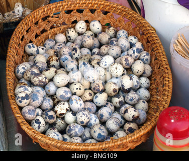 Wachteleier in einem Korb; ein beliebter Snack Essen in Taiwan Stockfoto