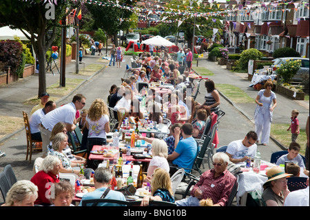 Ein großes Mittagessen Straßenfest in North Cheam Süd West London Vereinigtes Königreich 2010 Stockfoto