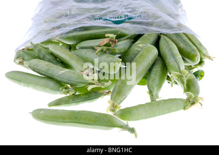 Beutel mit frischen Erbsen in Hülsen Stockfoto