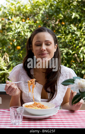 Kaukasische Mädchen essen spaghetti Stockfoto