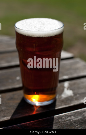 Ein Pint Bier auf einem Picknick-Tisch außerhalb der Victoria Arms in Oxford. Stockfoto
