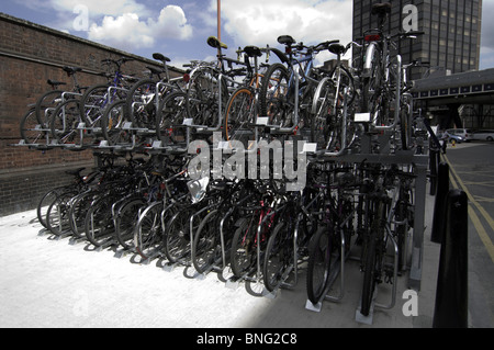 Fahrräder Staocked in Parkhäusern Regale an der Waterloo Station-London England Stockfoto