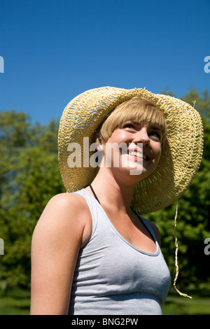 Porträt von Mädchen mit Strohhut lächelnd Stockfoto