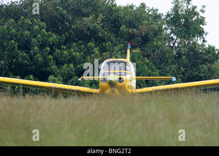 Ein Fuji FA200 Aero Subaru einmotorigen Kunstflug Flugzeug bekommt bereit zum abheben. Stockfoto