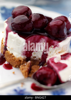 Einzelnen Gluten freie Kirsch Käsekuchen auf eine antike Teller Stockfoto