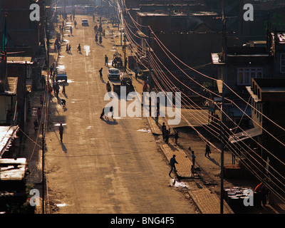 Am frühen Morgen in der Hauptstraße von Bauddha oder Boddnath am Stadtrand von Kathmandu in Zentral-Nepal Stockfoto