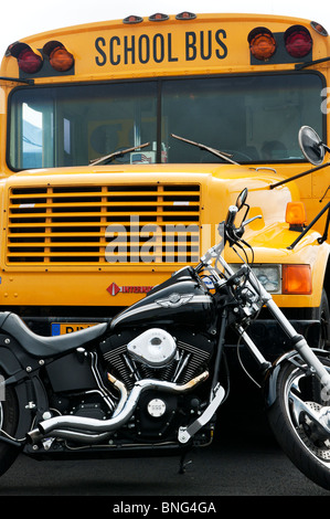 Harley Davidson Motorrad vor einem amerikanischen Schulbus Stockfoto