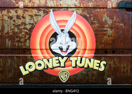 Looney Tunes Aufkleber auf einem rostigen Ratte auto Tür an der Santa Pod Retro Show 2010 Stockfoto