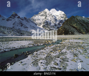 Chamlang östlich von Sherson in der Nähe von Makalu Base Camp mit dem Kopf-Wasser des Flusses Barun im Osten Nepals Makalu Himal Stockfoto