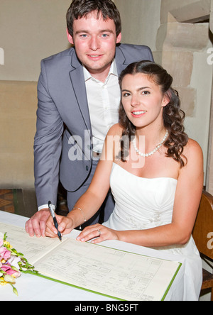 Braut und Bräutigam, die Unterzeichnung der Register in der Kirche Stockfoto