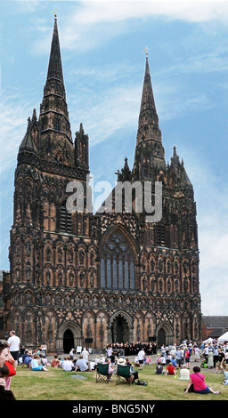 Menschenmassen genießen Sutton Coldfield Chor singen außerhalb der Kathedrale von Lichfield Festival Markt Juli 2010 Staffordshire England Stockfoto