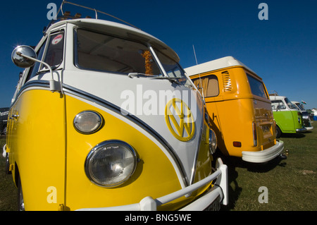 Hatte restauriert VW Volkswagen Kombi Campervans Teilnahme an einer Kundgebung am Brighton und Hove direkt am Meer. Stockfoto