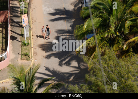 Junges Paar zu Fuß entlang einer Straße durch den Strand, Luquillo, Puerto Rico Stockfoto