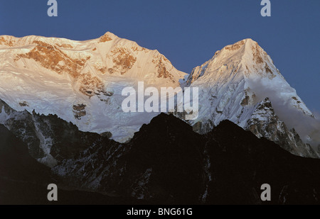 Abendlicht am Kabru (links) und Rathong Gipfel der Kangchenjunga Region Osten Nepals Stockfoto