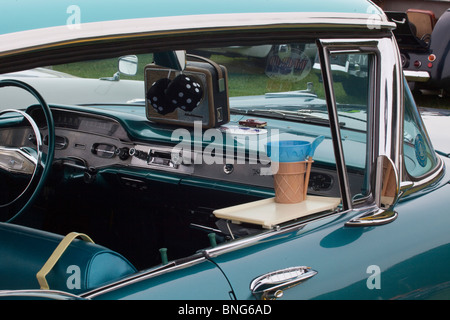 Smaragd-Grün Vintage Chevy 1960 Passagier Seitenansicht mit klassischen Eis-Regal und Topf. Ansicht 107670 Car Stockfoto