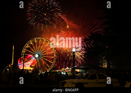 Spektakuläres Feuerwerk explodieren in den Nachthimmel über der Lakefair-Karneval in Olympia, Washington. Stockfoto