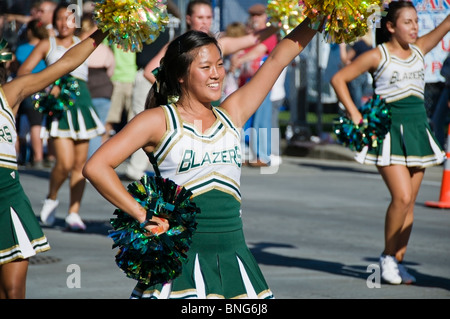 Cheerleader von Timberline High School marschieren an der Grand Parade während der Lakefair-Feier in Olympia, Washington. Stockfoto