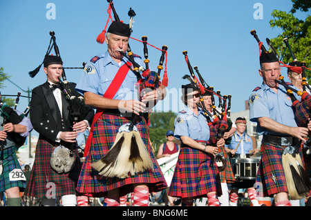 Mitglieder der Olympischen Highlanders Dudelsack Band spielen für das Publikum während Lakefairs Grand Parade in Olympia, Washington. Stockfoto