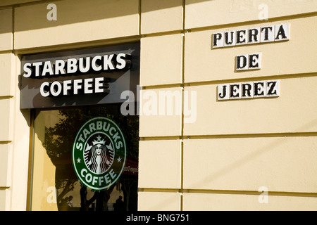 Starbucks / Star Bucks Kaffeebar in Sevillas Puerta De Jerez. Sevilla, Spanien. Stockfoto