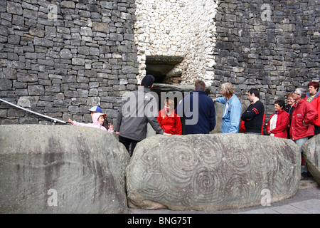 Newgrange ist eine neolithische Grabhügel, älter als die Pyramiden, befinden sich in Irland.  Menschen sind am Eingang zum Grab. Stockfoto