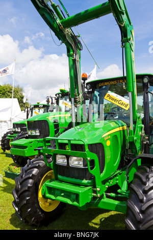 Eine Reihe von John Deere Traktoren auf dem Display an einer Landwirtschaftsausstellung in das Dorf Corbridge in Northumberland, England Stockfoto