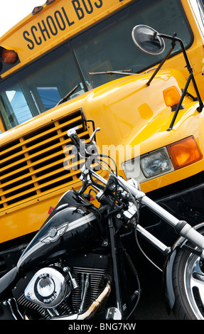 Harley Davidson Motorrad vor einem amerikanischen Schulbus Stockfoto