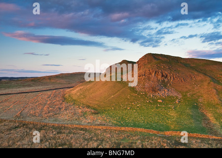 Blick auf die Klippen von King Arthur es gut in der Nähe von Walltown und das Dorf Greenhead, Nationalpark Northumberland, England Stockfoto