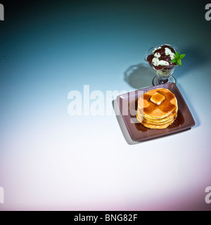 Platte Frühstück Pfannkuchen Schokoladensauce Eis Eisbecher Minze garnieren Stockfoto