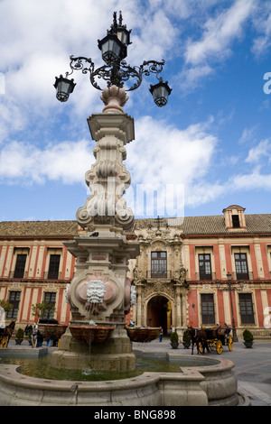 Wasser-Brunnen / Springbrunnen / Wasser-Funktion in der Plaza Del Triunfo. Sevilla / Sevilla. Spanien. Stockfoto