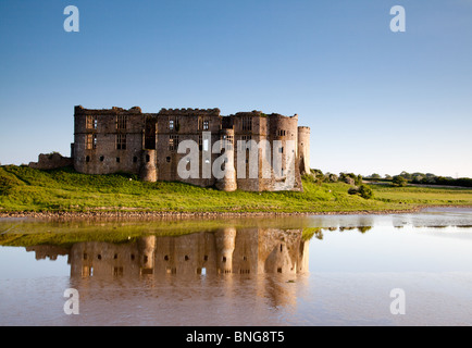 Ein Sommerabendfoto von Carew Castle, wales, mit dem Schloss, das sich in der Carew River Inlet, Pembrokeshire, wales, widerspiegelt Stockfoto