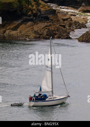 Yacht-Position heraus zum Meer von Fowey, Cornwall, UK Stockfoto