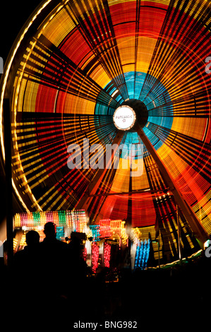 Ein hell erleuchteten Riesenrad dreht sich in der Nacht während der Hauptstadt Lakefair Feier in Olympia, Washington. Stockfoto