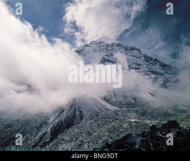 Am frühen Morgennebel löscht aus Eis und Schnee bedeckten Hänge der sieben Gipfel im Osten Nepals Makalu Himal Stockfoto